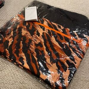 New with tag authentic sandro scarf 36”x36
Still in plastic sleeve